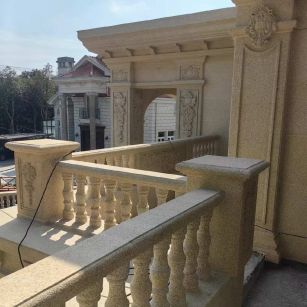 鹤壁 黄金麻别墅外墙干挂雕花配合阳台栏杆花瓶柱