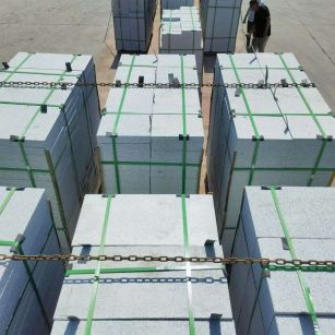 鹤壁 芝麻白花岗岩5公分地铺石 花岗岩厂家工厂装车日常