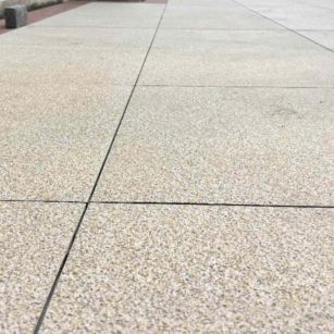 鹤壁 黄金麻花岗岩石板材荔枝面地面铺装效果