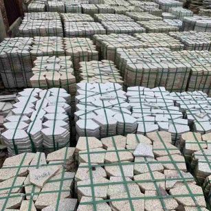 鹤壁 黄金麻白麻花岗岩荔枝面地铺石(冰裂纹)