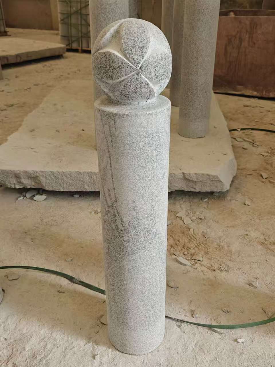 鹤壁 芝麻白花岗岩石材挡车石柱、停车柱、圆柱挡车柱、方柱挡车柱等