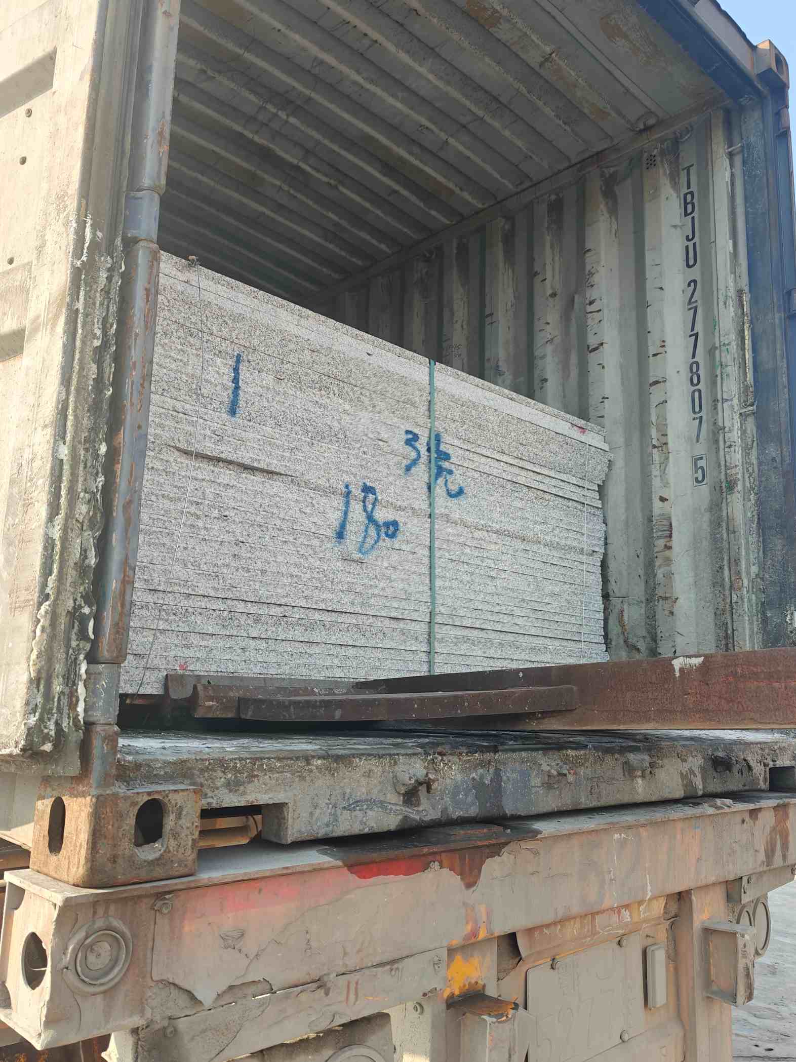 鹤壁 芝麻白花岗岩石材3.0公分光面毛板装柜出货