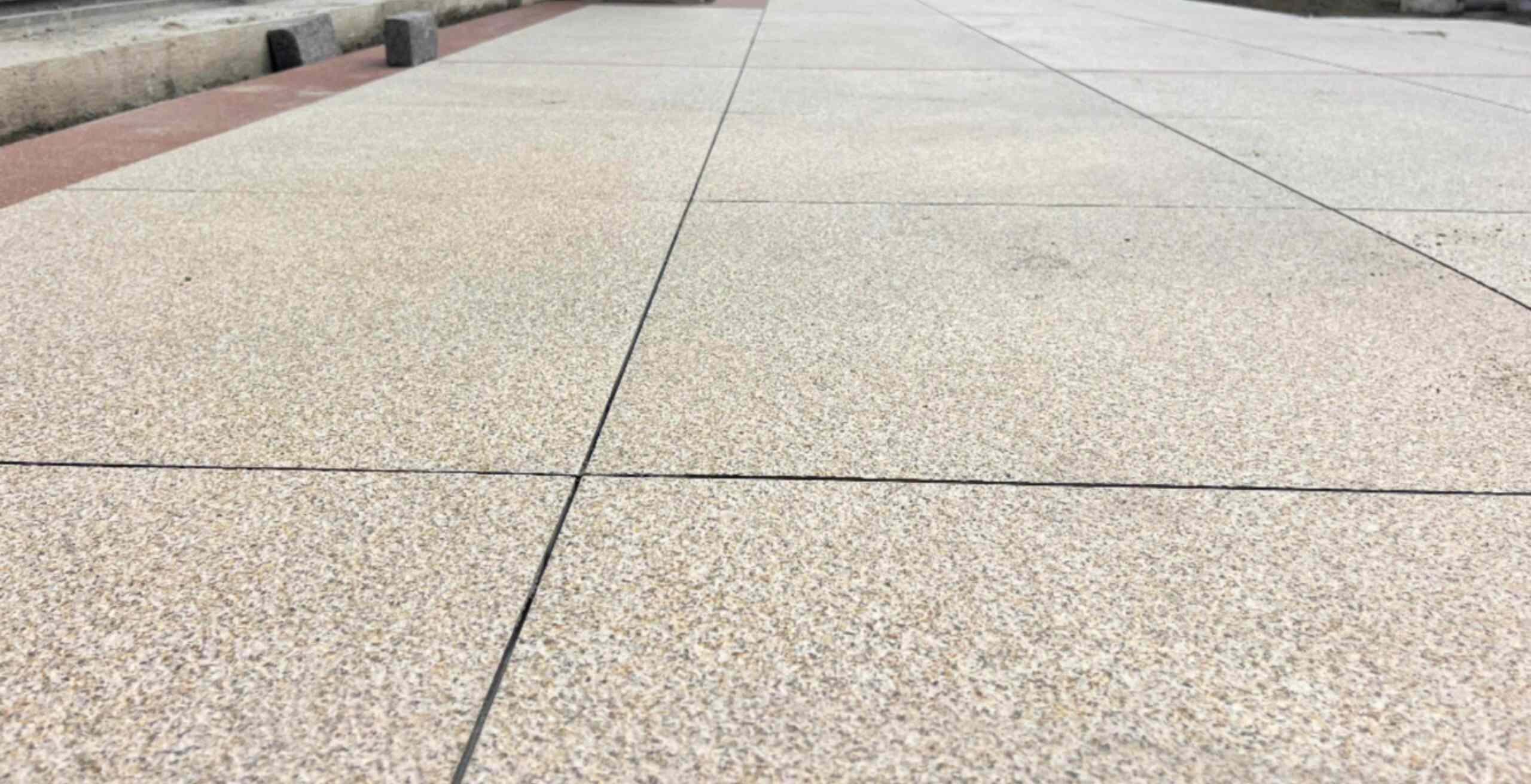 鹤壁 黄金麻花岗岩石板材荔枝面地面铺装效果