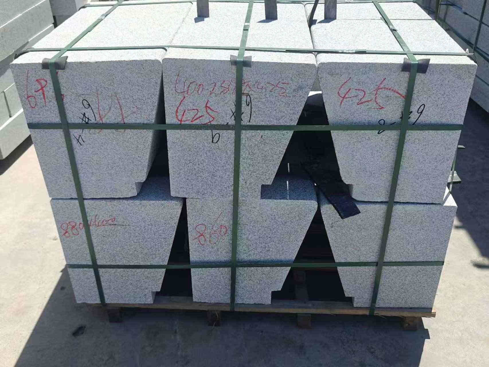 鹤壁 芝麻白异形坐凳，石凳