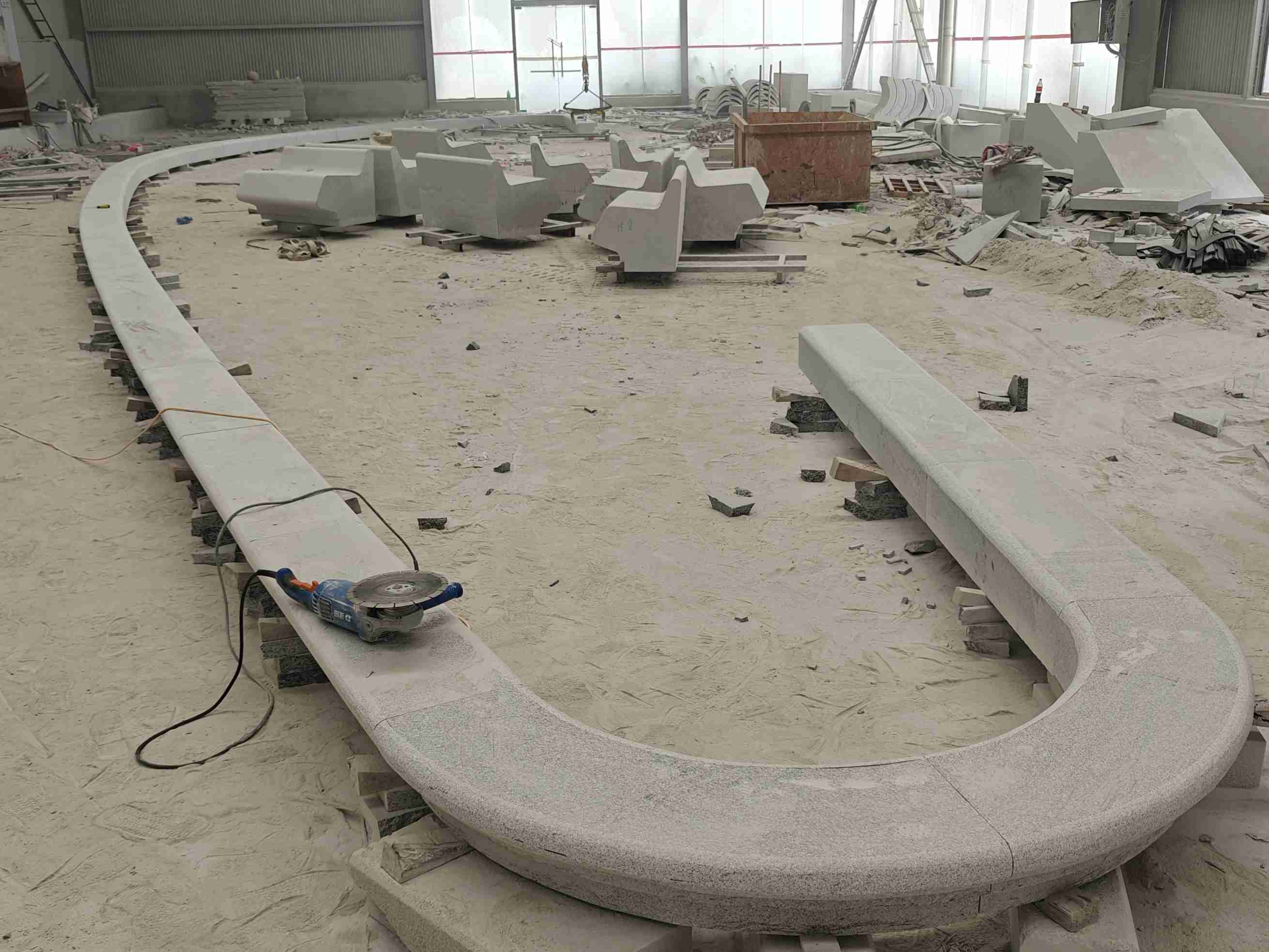 鹤壁 芝麻白花岗岩弧形花坛石，坐凳石