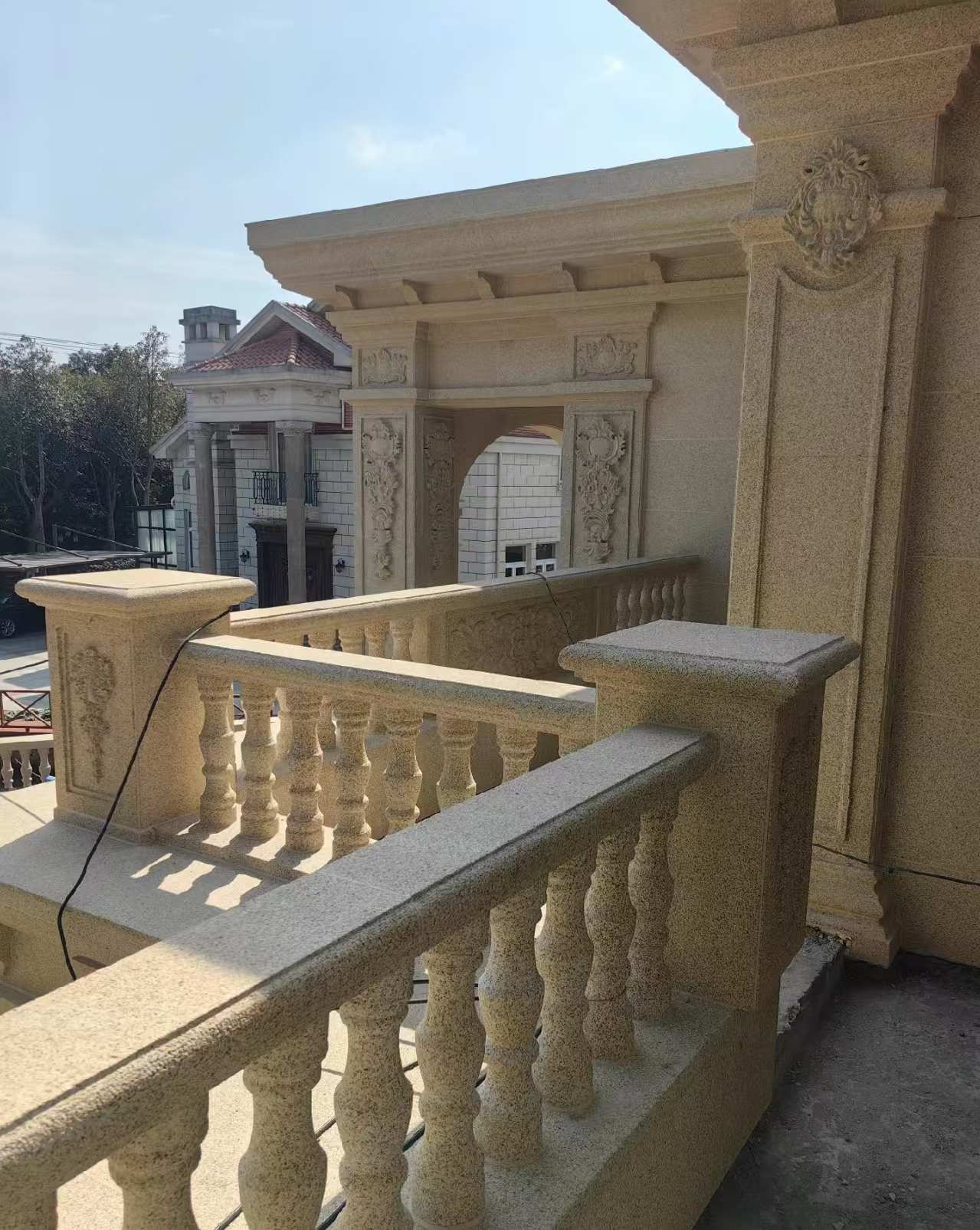 鹤壁 黄金麻别墅外墙干挂雕花配合阳台栏杆花瓶柱