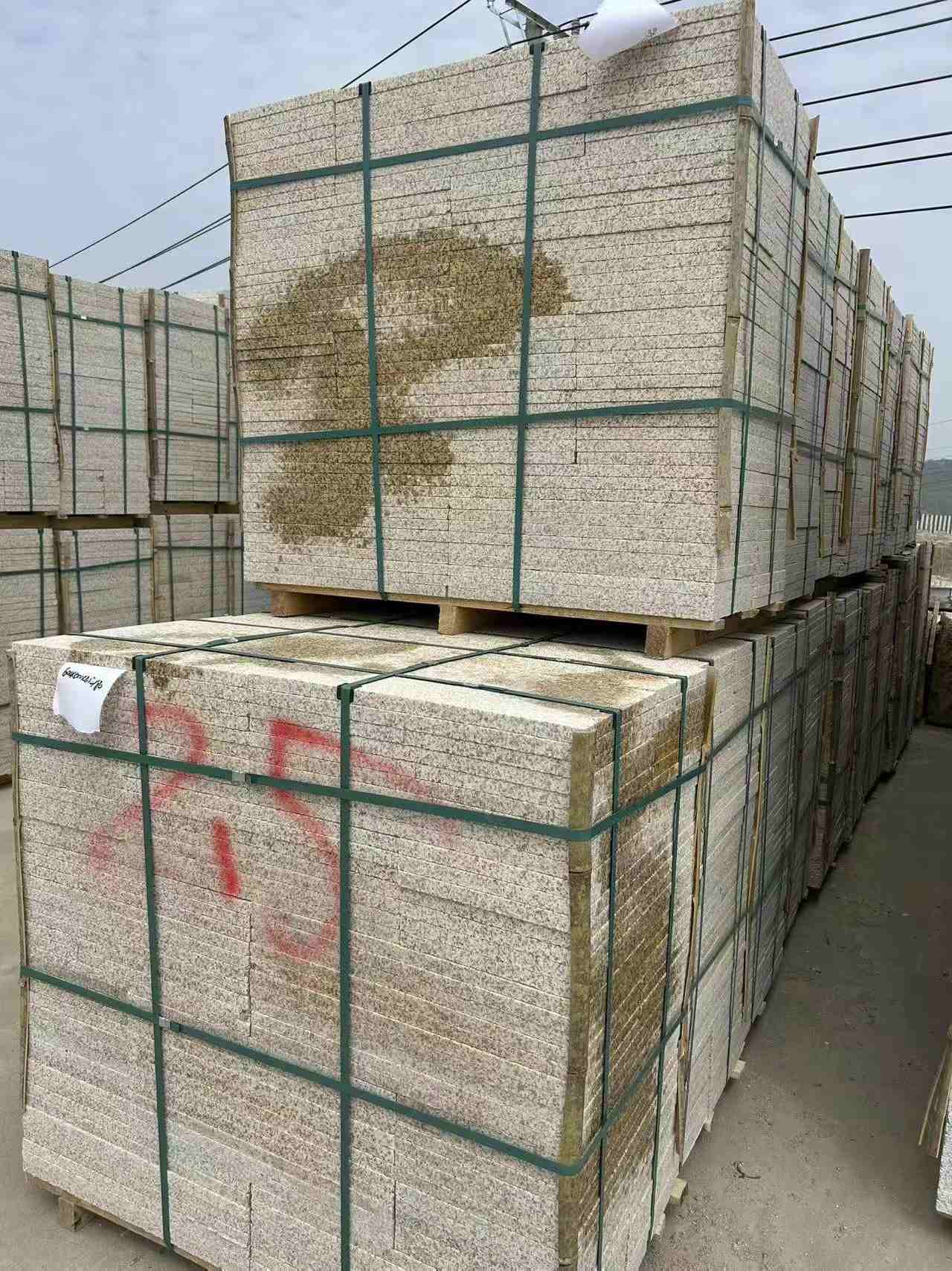 鹤壁 黄金麻花岗岩石材荔枝面地铺石2.5*300*600