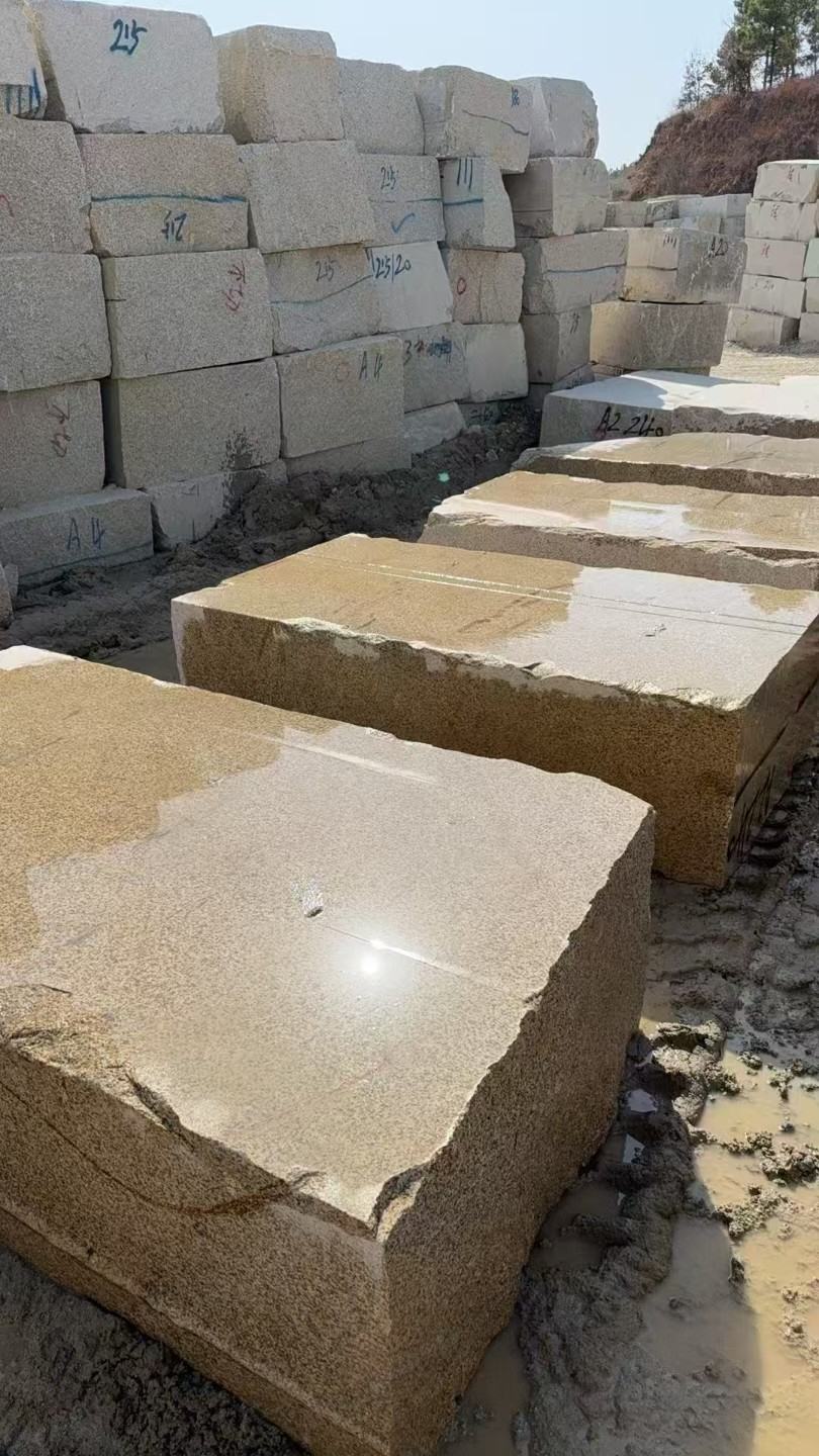 鹤壁 黄金麻方料堆场洗料分选中，原材料充足