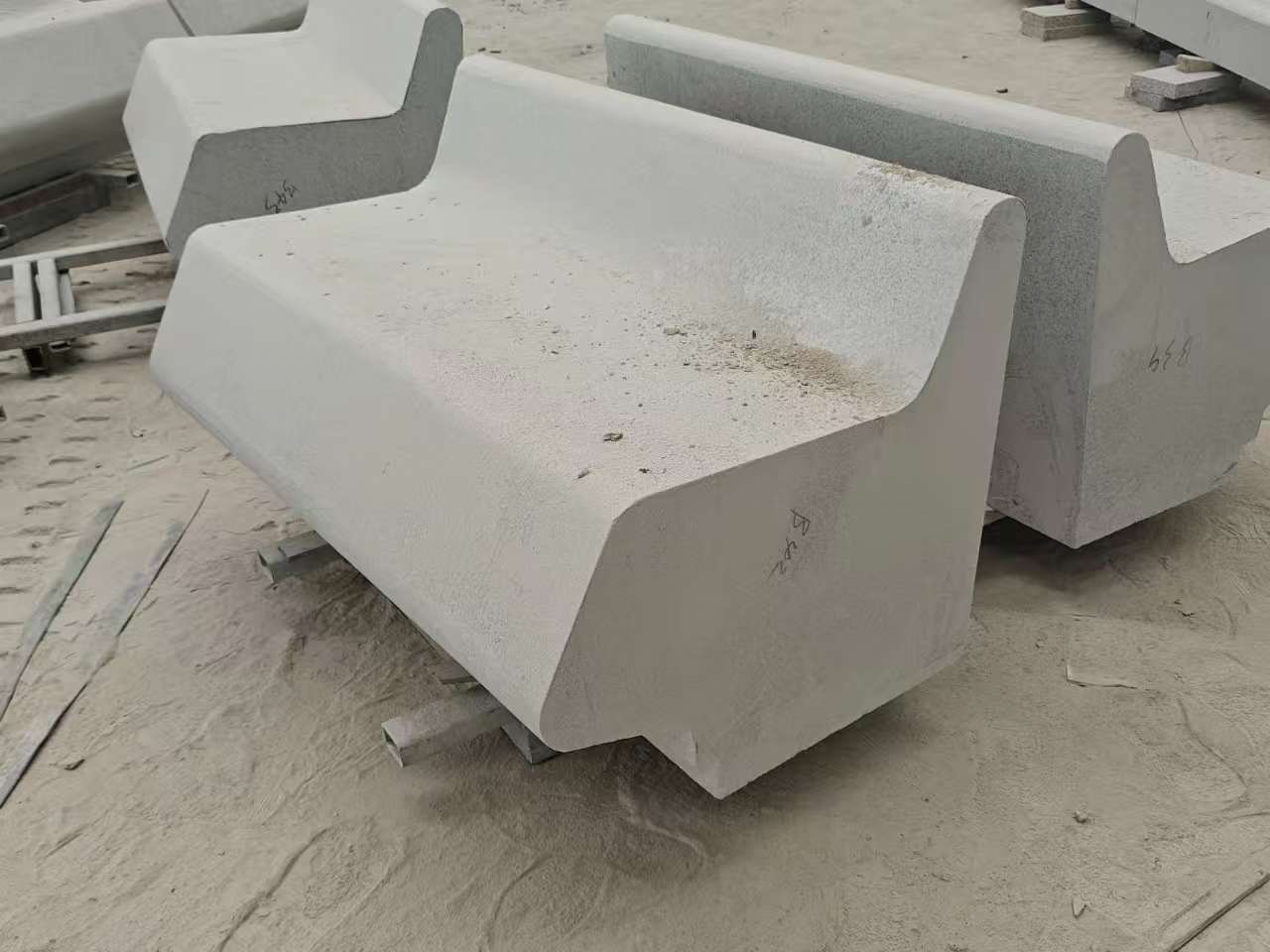 鹤壁 芝麻白花岗岩异形坐凳，石凳