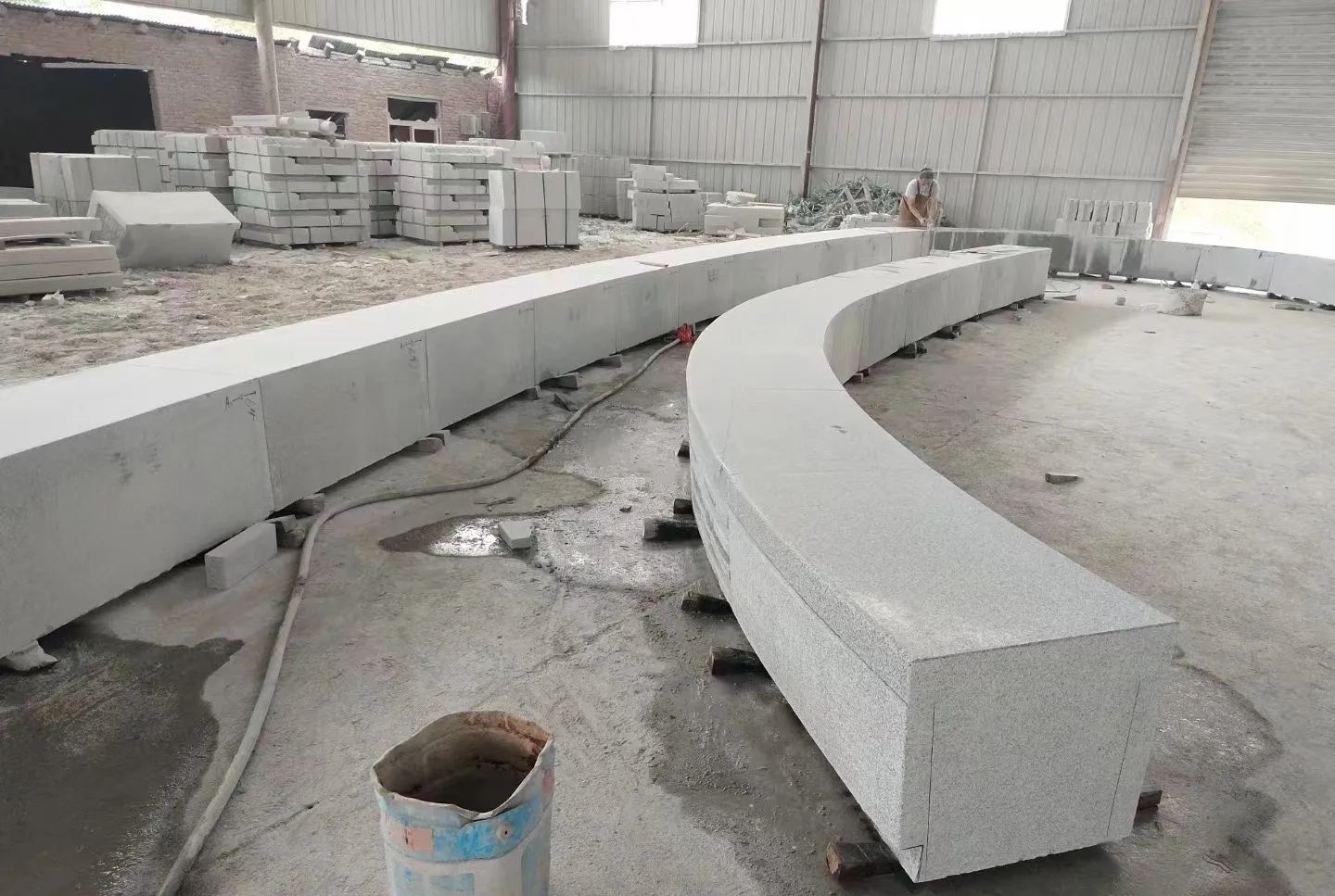 鹤壁芝麻白花岗岩石板材 园林光面弧形坐凳