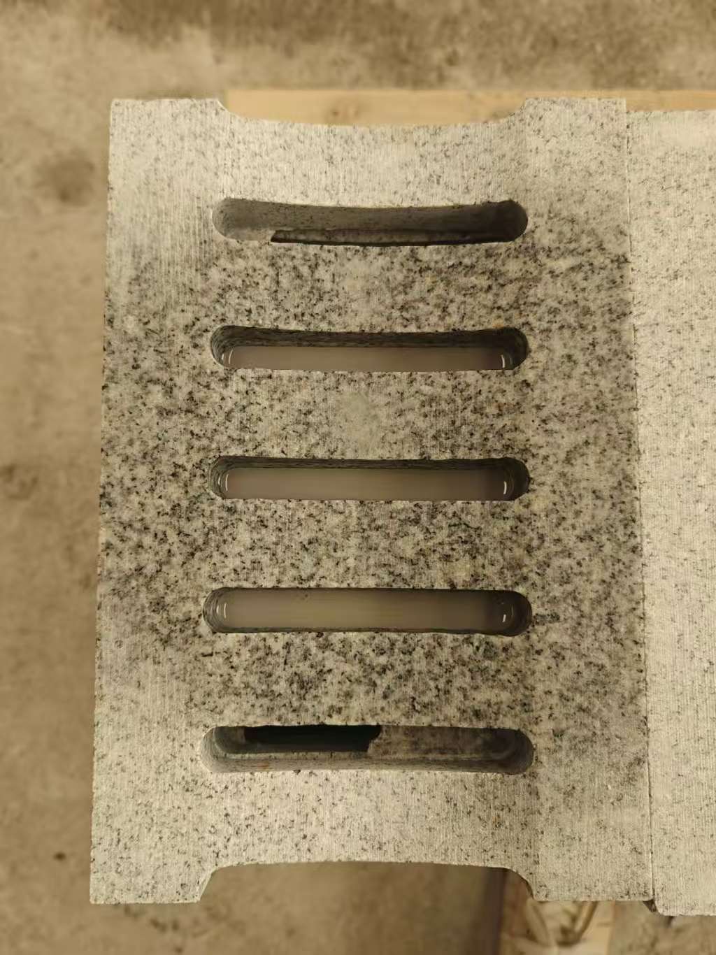 鹤壁 芝麻白拉丝面花岗岩U型开槽排水槽