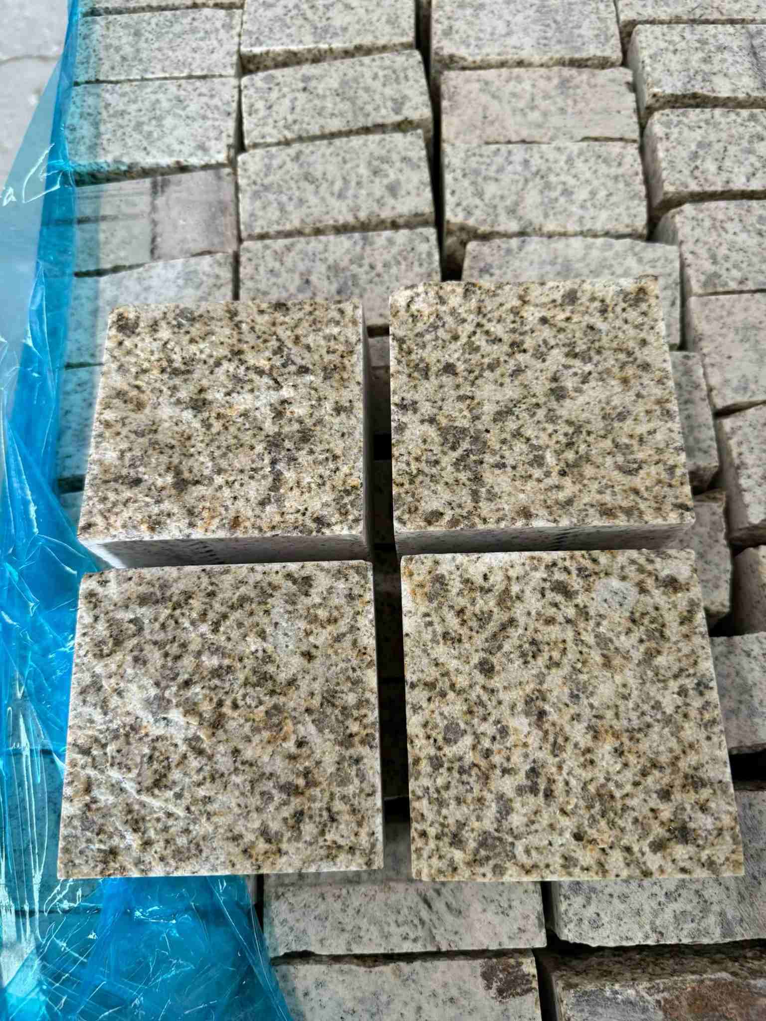 鹤壁 黄金麻花岗岩自然面小方块，弹石，马蹄石等