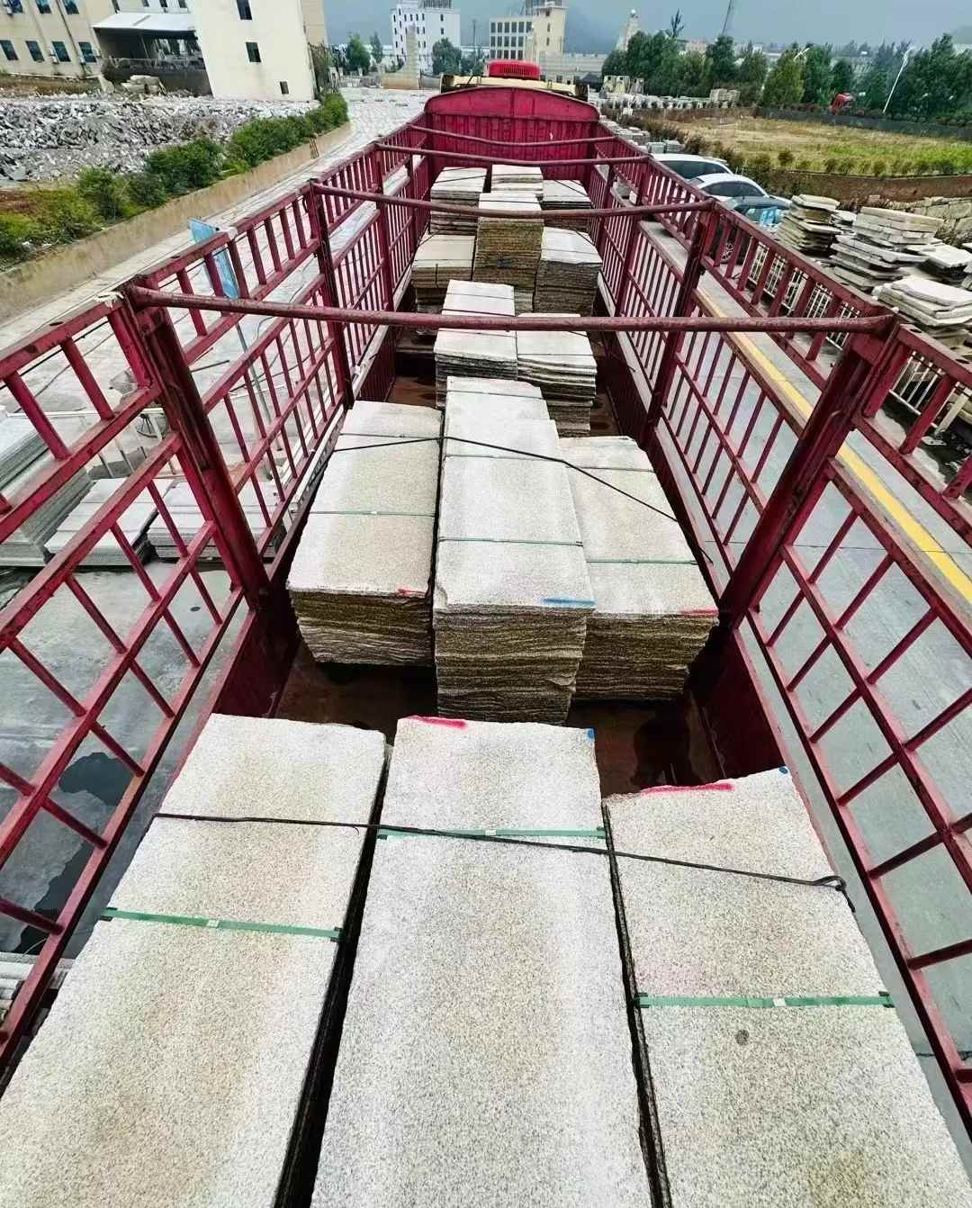 鹤壁 黄金麻花岗岩荔枝面，光面毛板装车完成