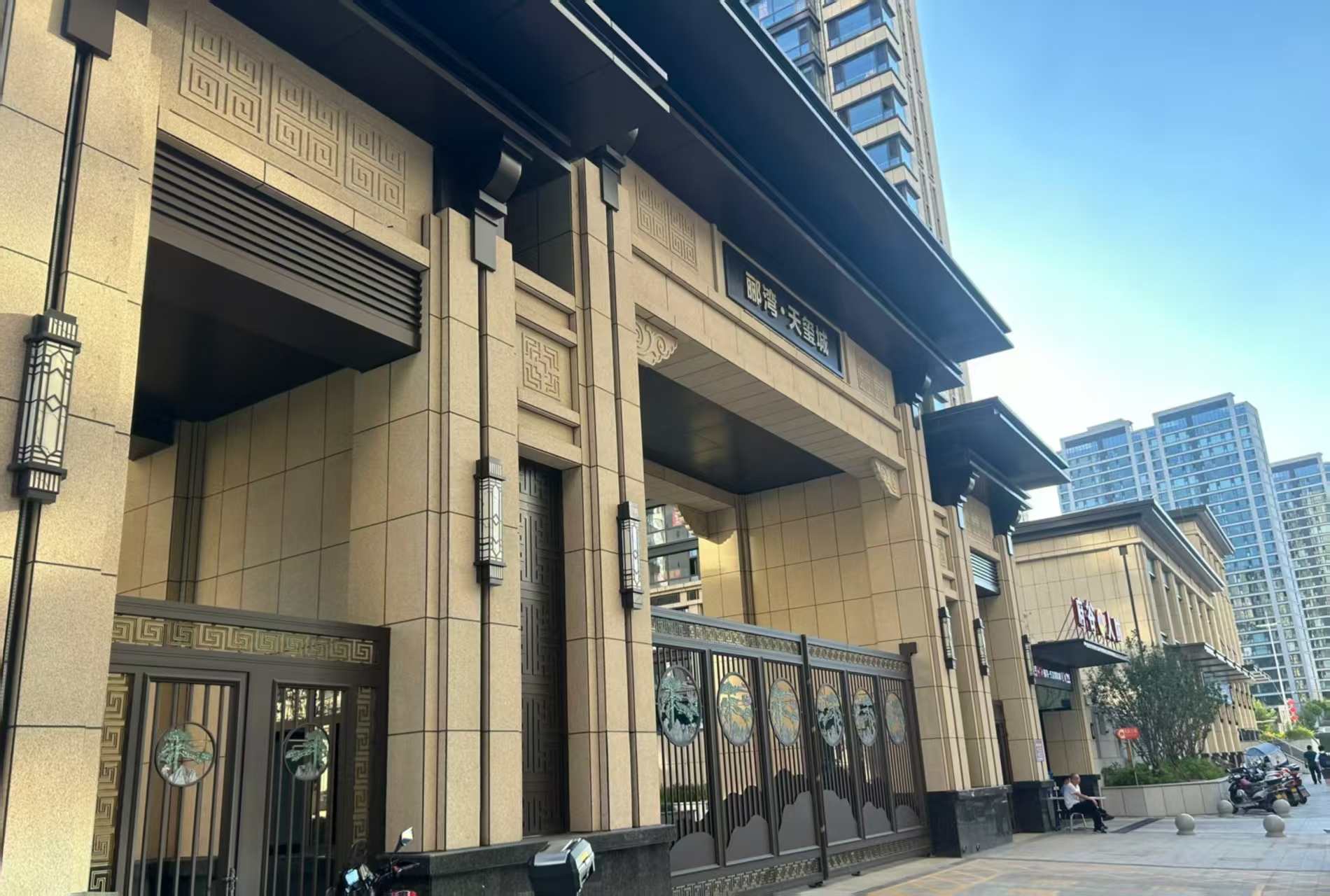 鹤壁 黄金麻花岗岩荔枝面小区门楼外墙干挂