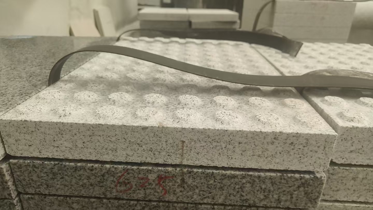 鹤壁 芝麻白花岗岩6.0公分荔枝面五轴加工雕刻盲点