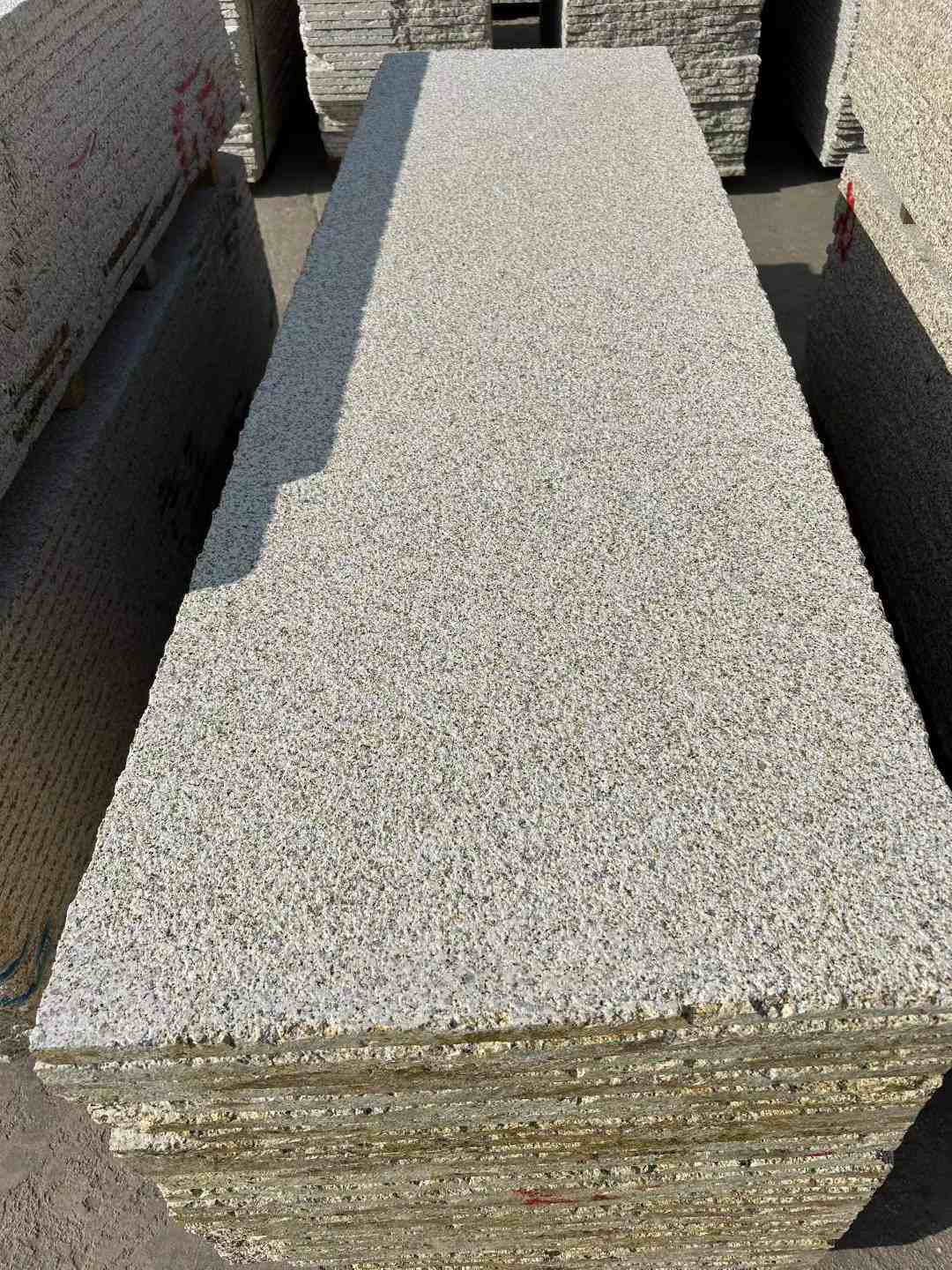 鹤壁 黄金麻花岗岩荔枝面毛板，半成品