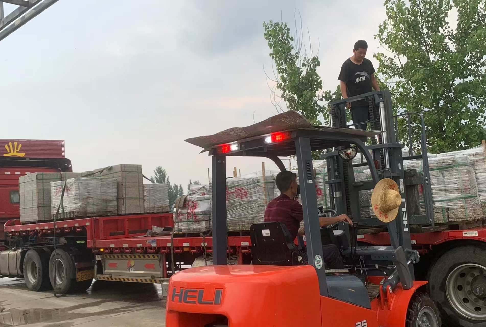 鹤壁 黄金麻冰裂纹，地铺石装车