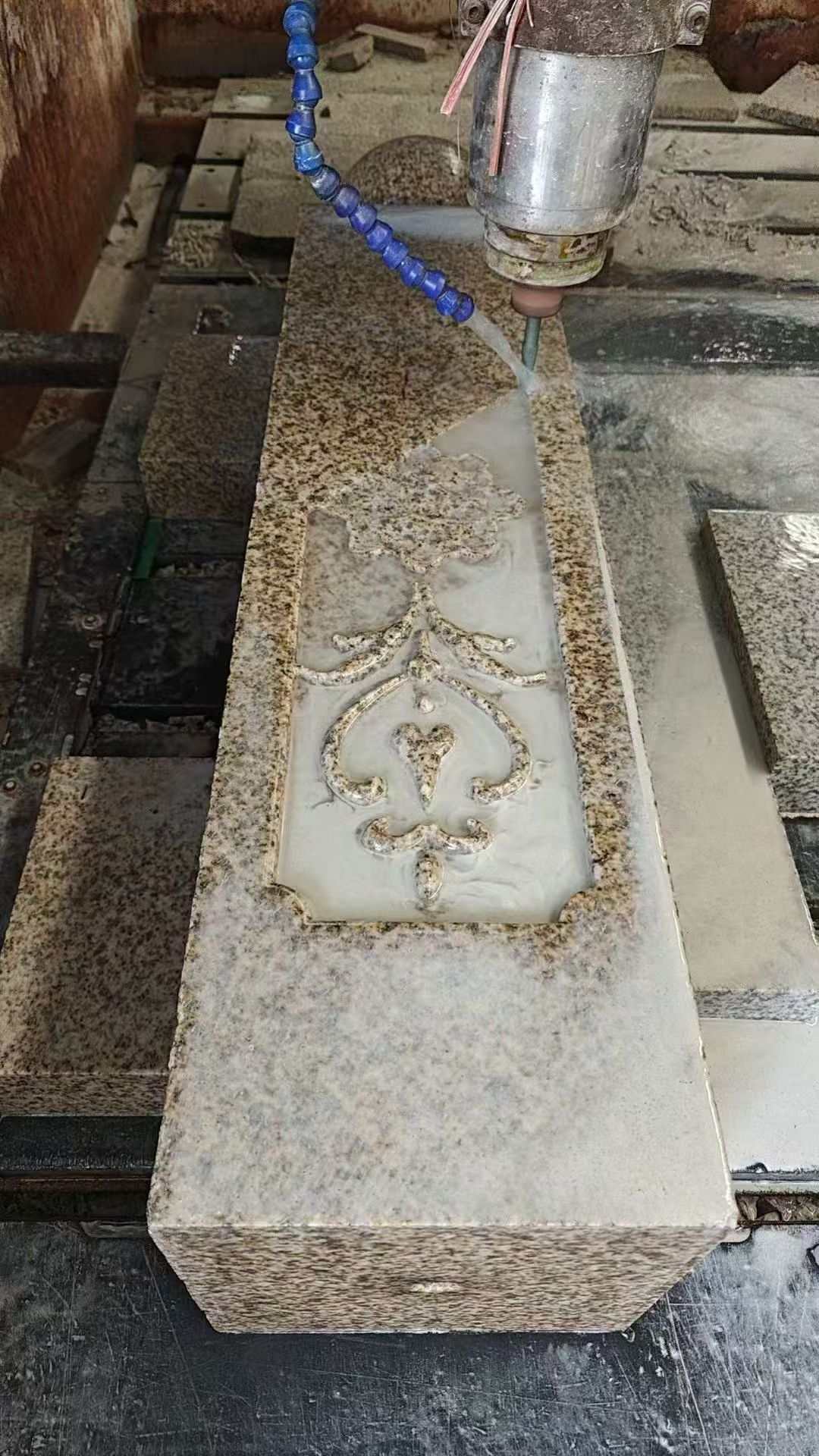 鹤壁 黄金麻花岗岩异形加工雕刻栏杆大柱