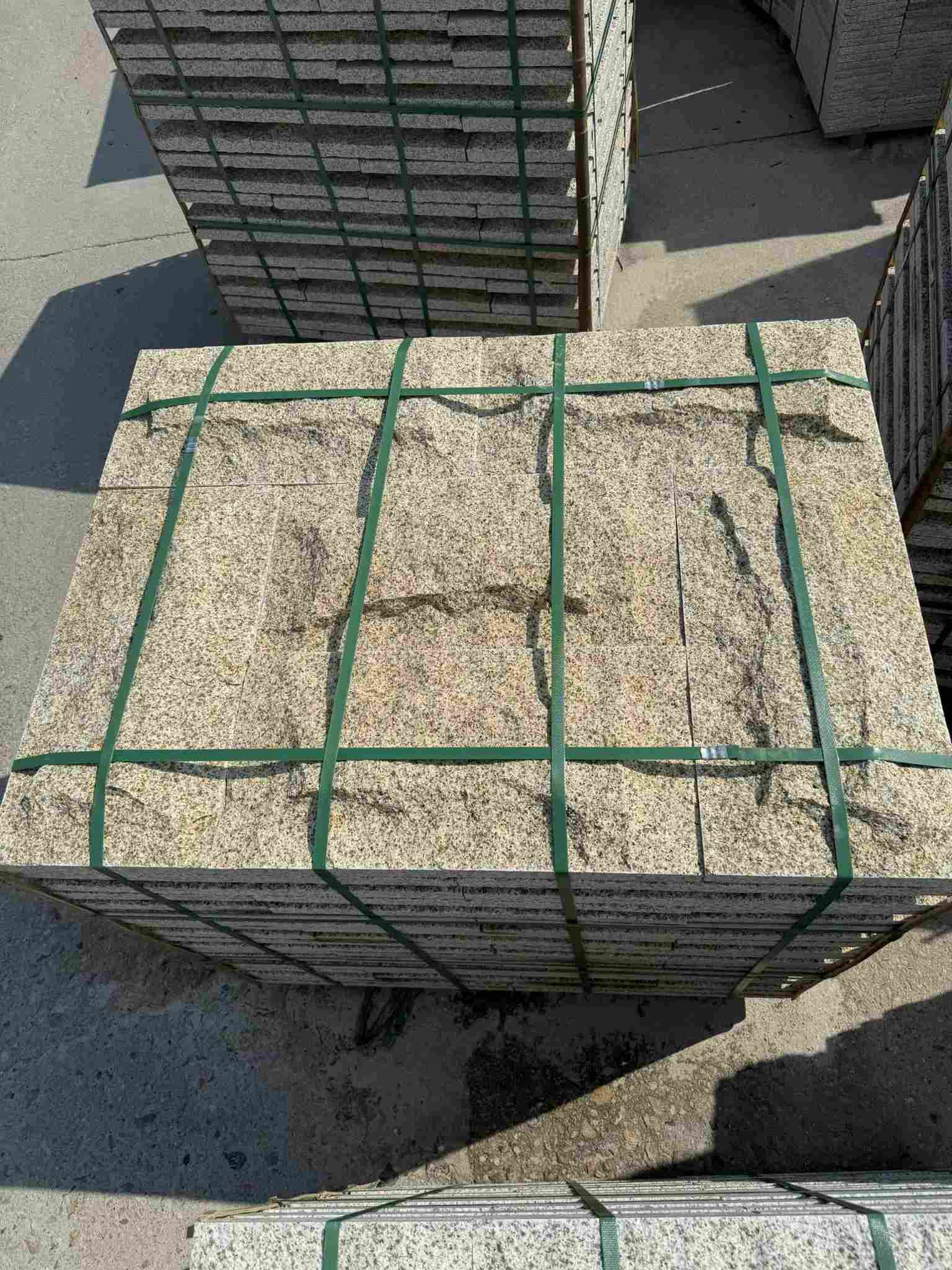 鹤壁 黄金麻花岗岩石材自然面蘑菇石成品