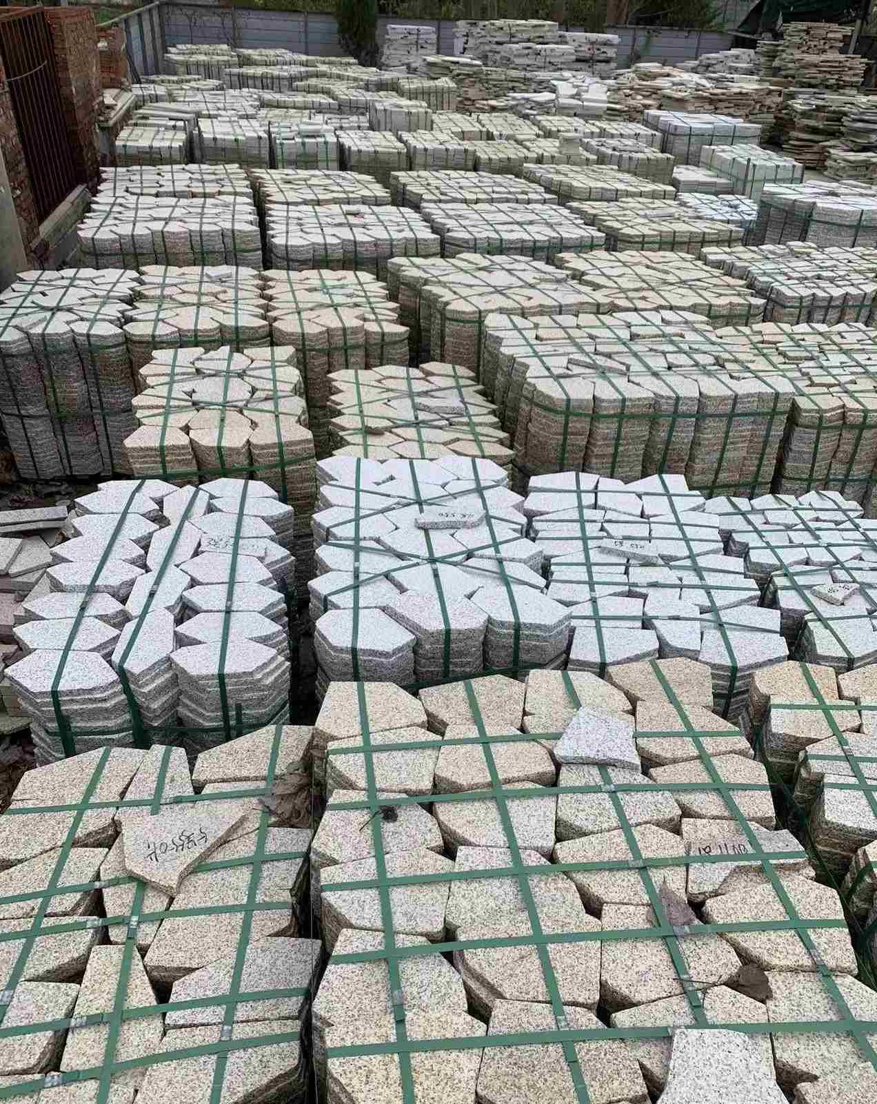 鹤壁 黄金麻白麻花岗岩荔枝面地铺石(冰裂纹)