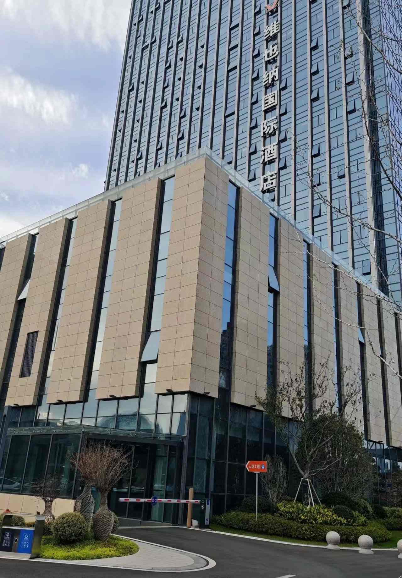 鹤壁 黄金麻花岗岩外墙干挂