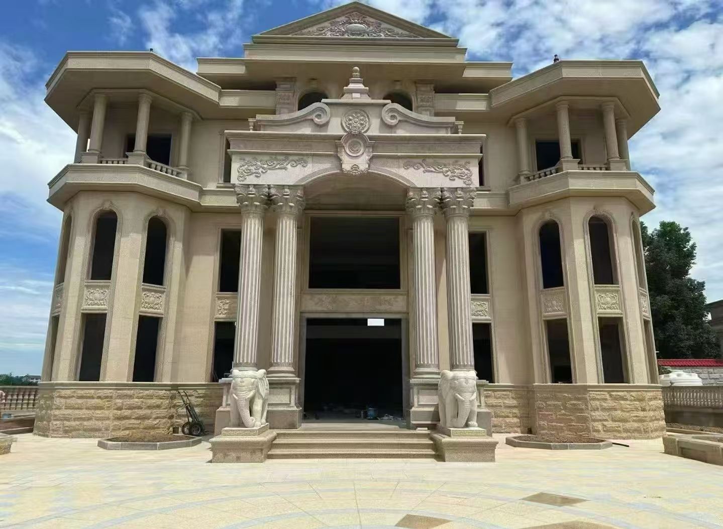 鹤壁 黄金麻别墅外墙干挂，大柱，大象，蘑菇石，雕花板