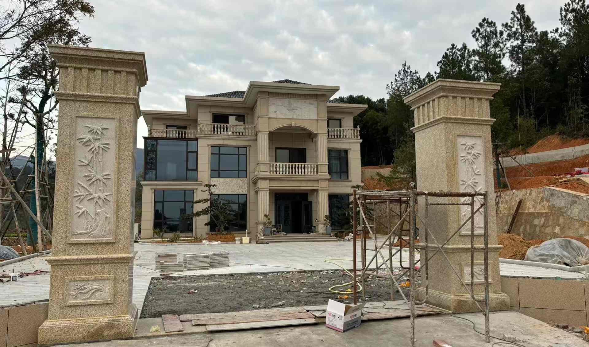 鹤壁 黄金麻花岗岩别墅雕花外墙干挂配上门口雕花罗马柱