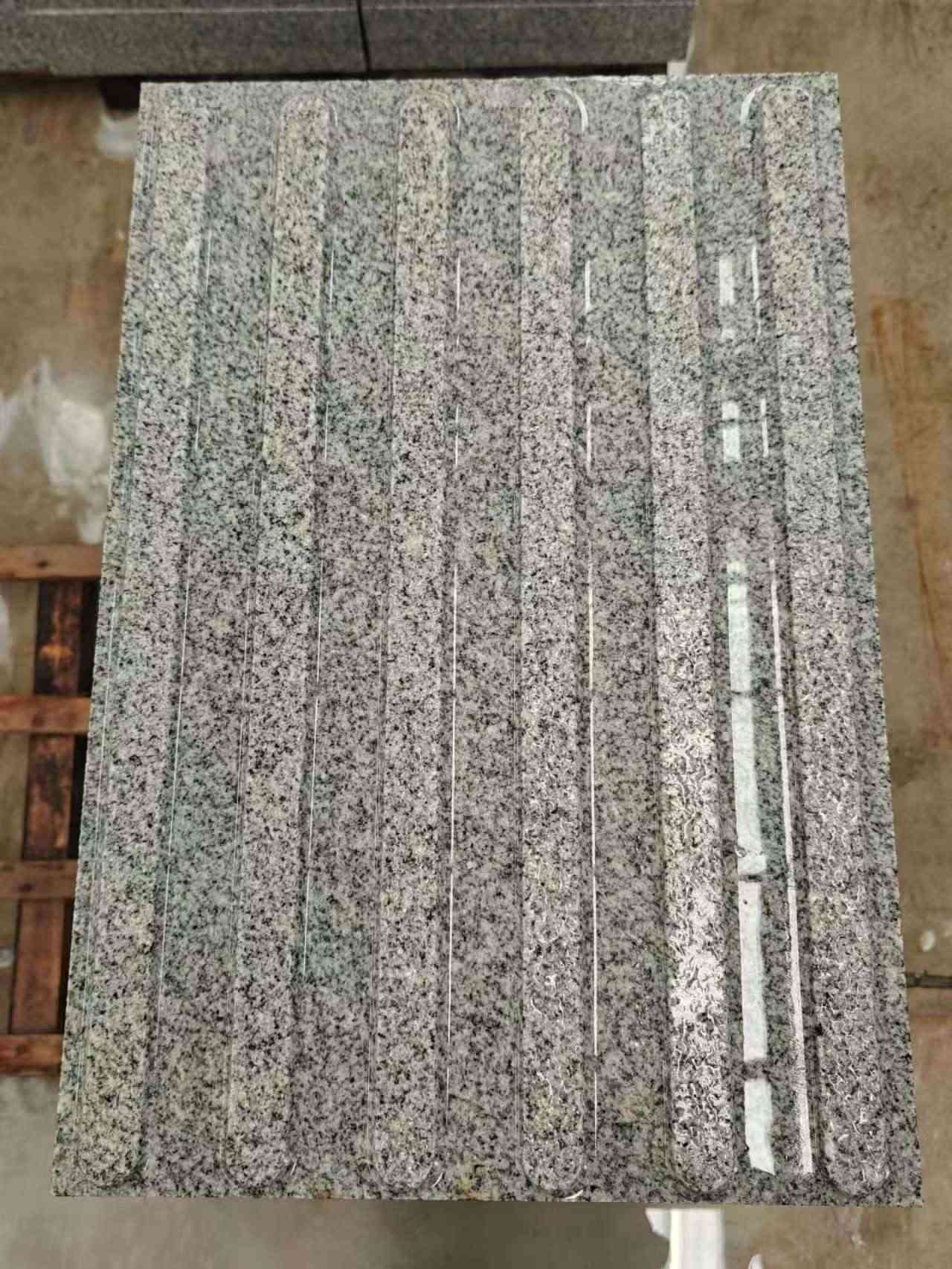 鹤壁 芝麻白花岗岩荔枝面雕刻盲道，盲条