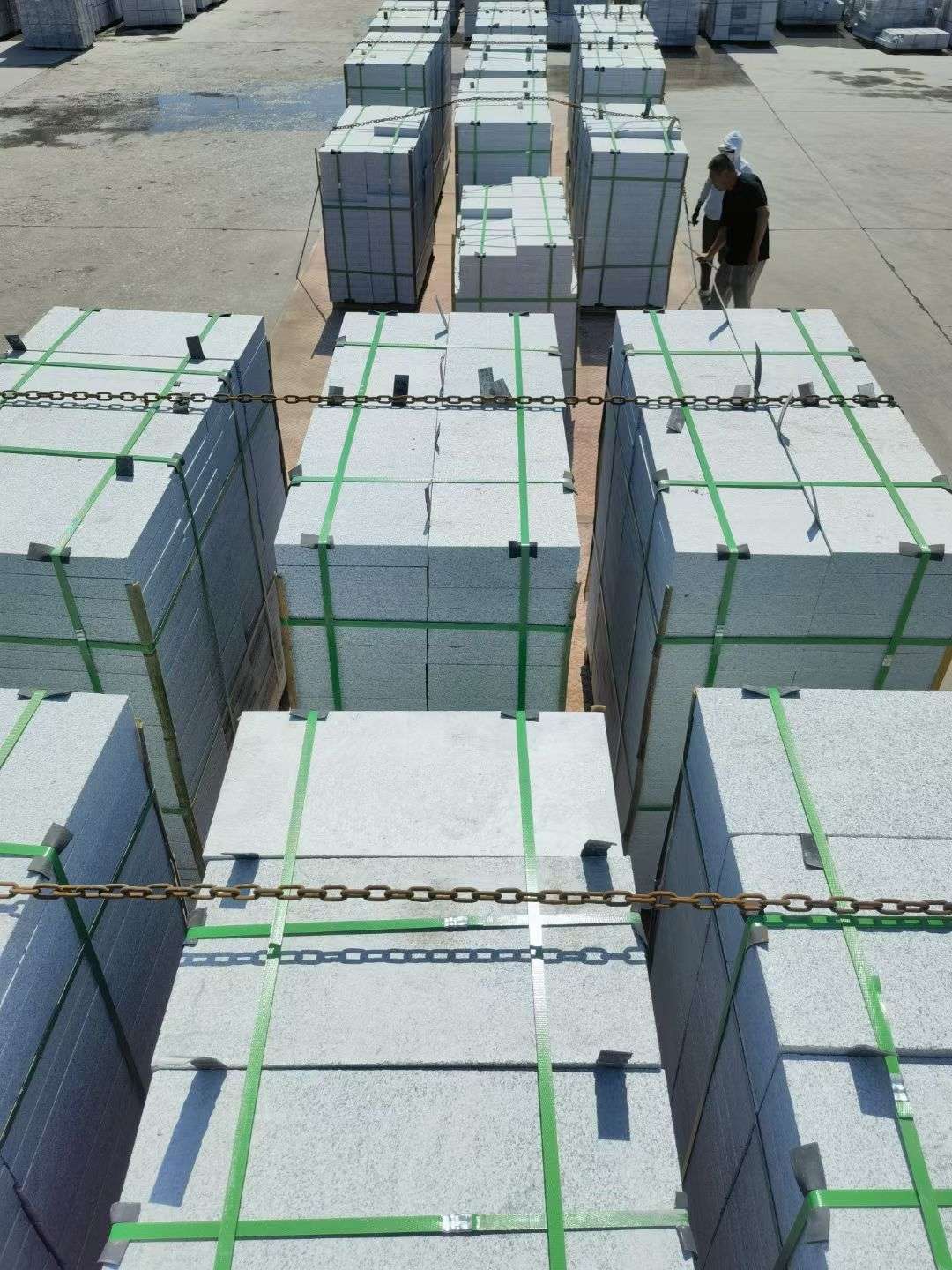 鹤壁 芝麻白花岗岩5公分地铺石 花岗岩厂家工厂装车日常